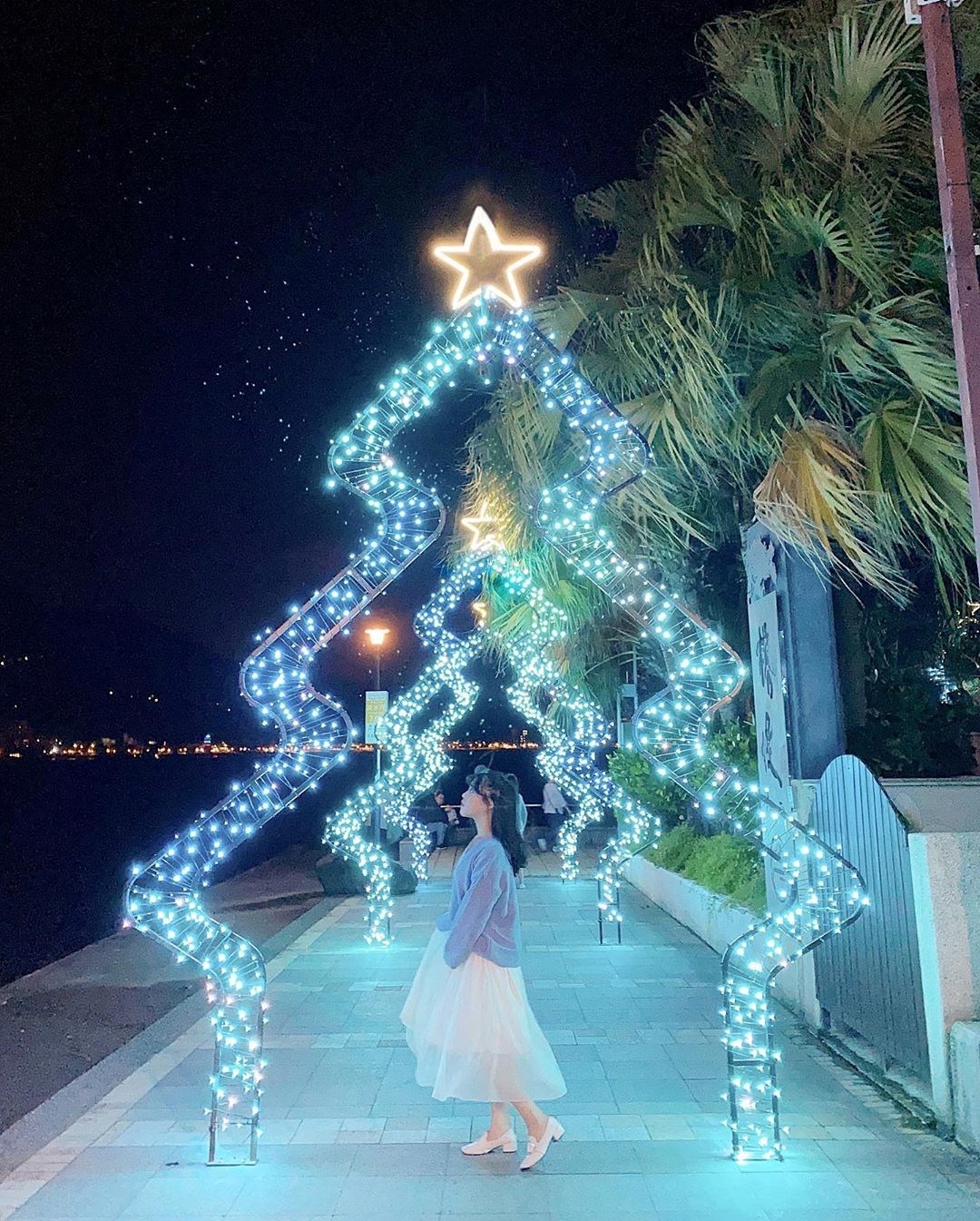 台北 漫步水岸光雕秀 唯美耶誕雪花屋 夢幻聖誕拱門 彩色星光大道 隱藏版景點在這裡 還有這些沒拍到 好想去喔